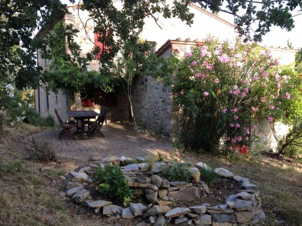 Pergola mit Kräuterspirale