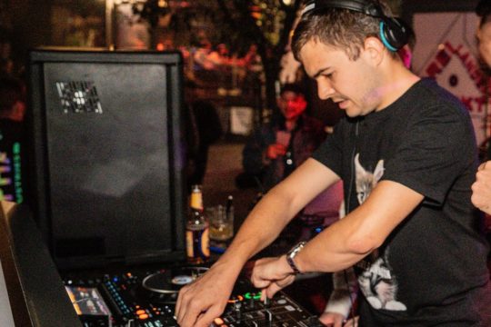 Alexander Bonev aka Bon3v am Mischpult