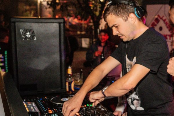 Alexander Bonev aka Bon3v am Mischpult