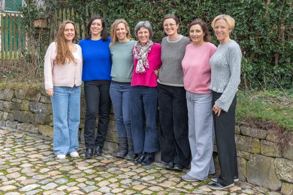 Vanessa Hardy, Kerstin Sack, Katharina Bach, Michaela Schumacher-Fank, Johanna Tumler, Dr. med. Hanna Rampelbergh und Aline Autmanns (v.l.n.r.) leiten die Kurse
