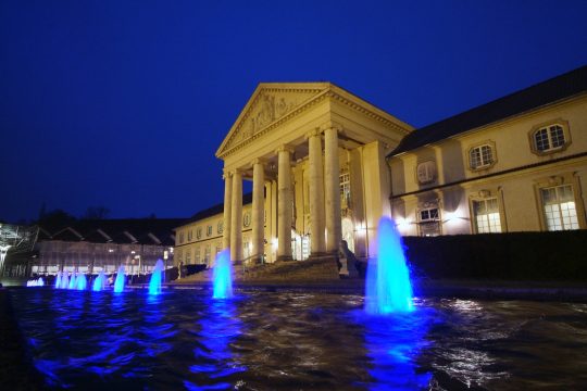 Abendansicht des Kurhauses Aachen