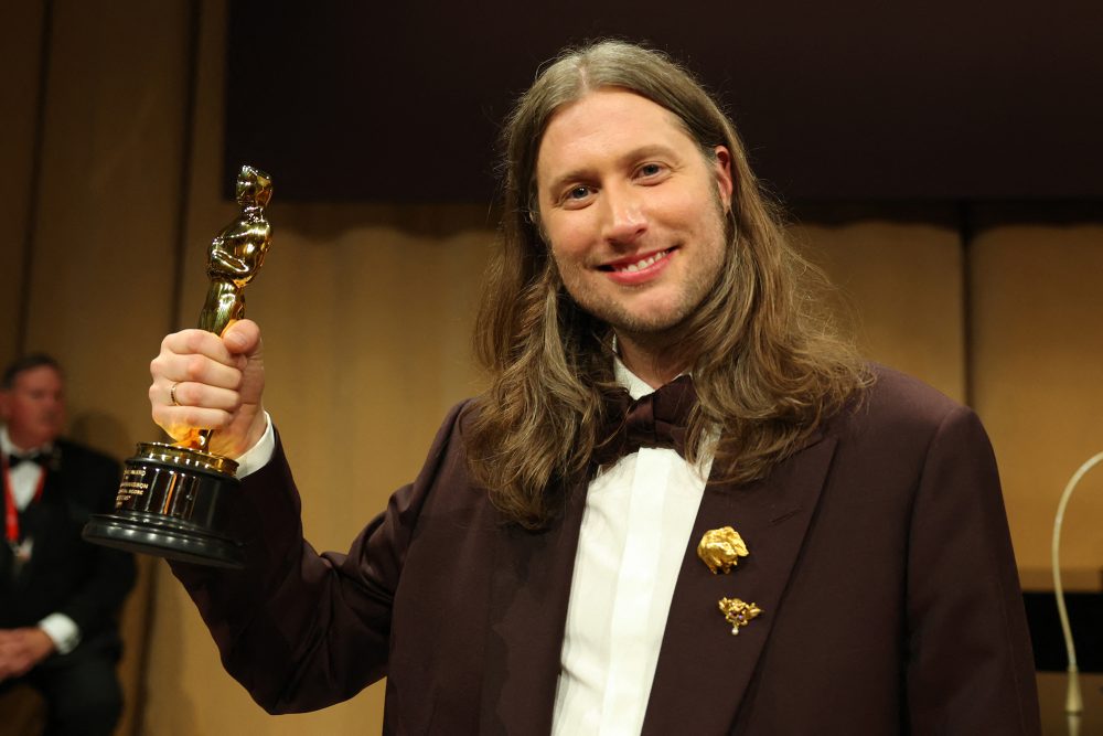 Der schwedische Komponist Ludwig Göransson hält stolz den Oscar in die Kamera und lächelt
