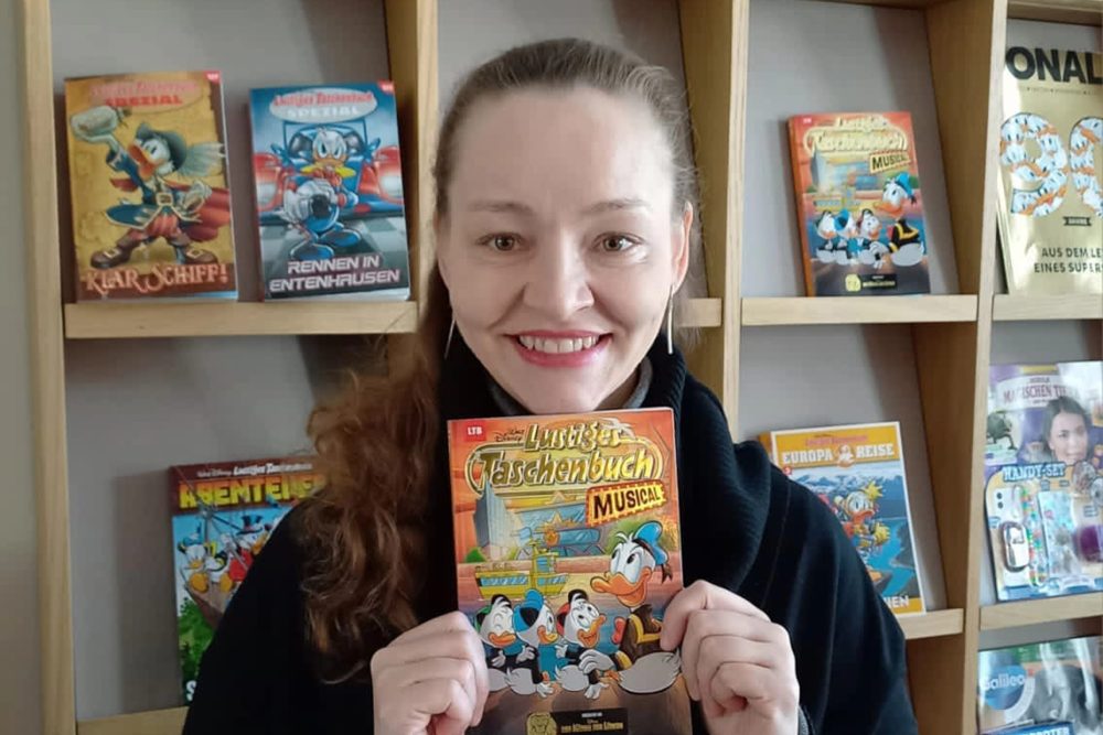 Redakteurin Stephanie Bens hält den neuesten Donald-Duck-Comic in der Hand