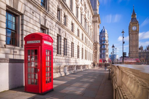 Telefonzelle in London vor Big Ben