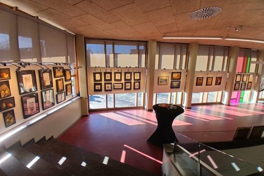 Blick auf die Kunstaustellung im Triangel