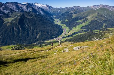 Wandern mit Blick ins Tal