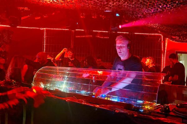 Alien Dee am Mischpult im Boiler Room