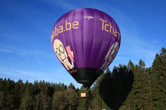 Heißluftballon mit Tchamba-Aufschrift