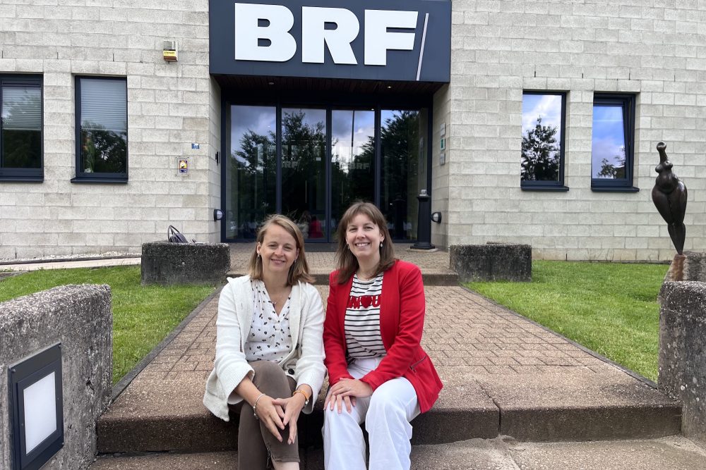 Nicole Baltus von der Frauenliga und Caroline Loslever vom Mittendrin vor dem BRF-Funkhaus