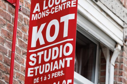 Schild an Hauswand: Kot zu vermieten