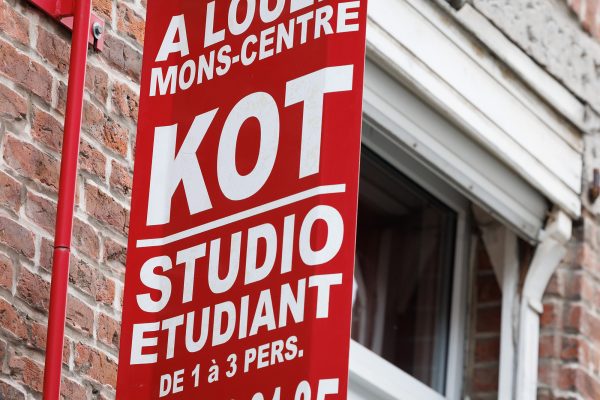 Schild an Hauswand: Kot zu vermieten