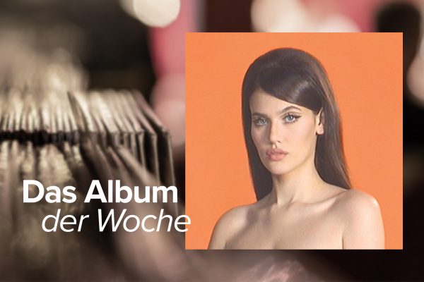 "Visitor" von Sienna Spiro (Label: UMI/ Universal)