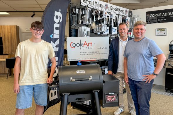 Loïc Schwenken mit seinem neuen Grill, BRF-Direktor Alain Kniebs und CookArt-Chef Grégory Karlowski