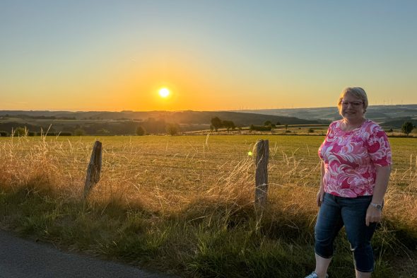 Gaby Meyer steht vor dem Panorama, das sich vom Aussichtspunkt aus bietet