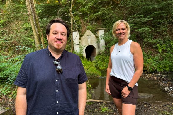 Jan-Sabri Cetinkaya, Leiter des Museums Vieille Montagne in Kelmis, und Mela Lenssen vor dem Oskarstollen
