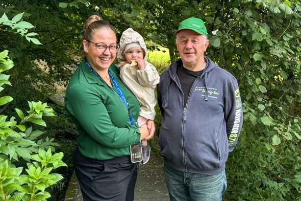 Shayne Piront und Familie an der Dorftränke