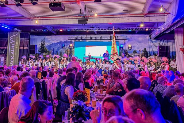 Menschen im Saal beim Tirolerfest 2025
