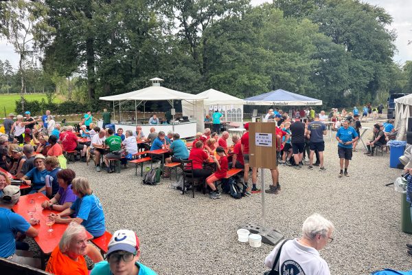 Menschen auf dem Platz nach der Sommerwanderung