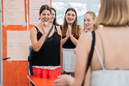 Beer-Pong beim Dorffest Kettenis