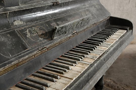 Schmutziges altes Piano (Bild: Gudella)