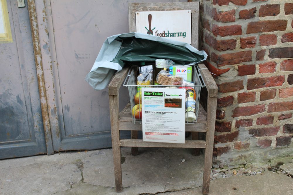 Joëlle Ramakers von Foodsharing Ostbelgien vor dem Fairteiler in St. Vith (Bild: Chantal Scheuren/BRF)