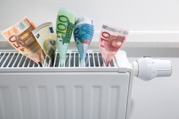 Geldscheine stecken in einem Heizkörper
