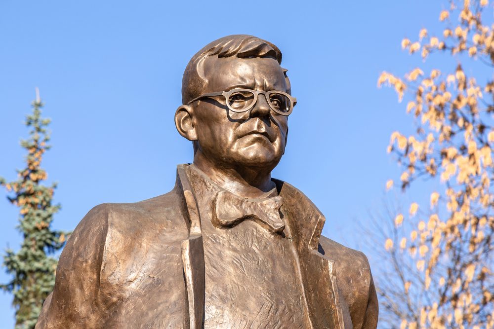 Bronze-Statue des Komponisten Dmitri Schostakowitsch