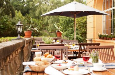Frühstück auf der Terrasse im Schloss Ziethen